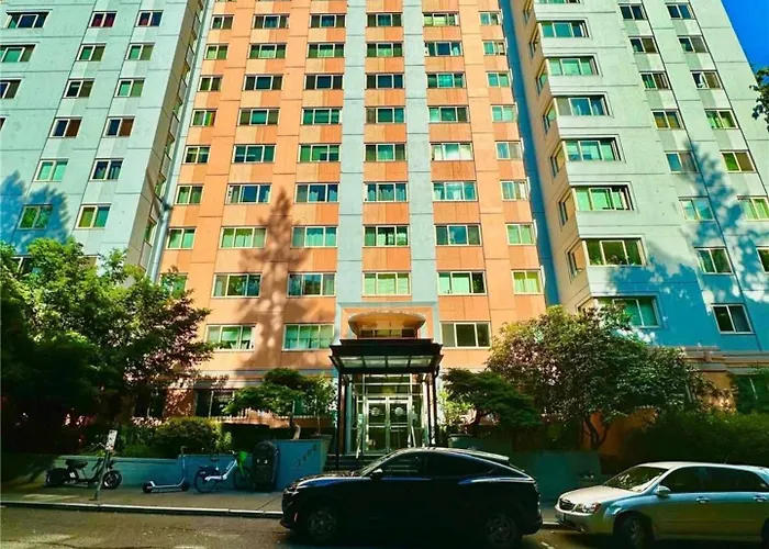 Eclectic Downtown & Cap Hill King Bed & Kitchen