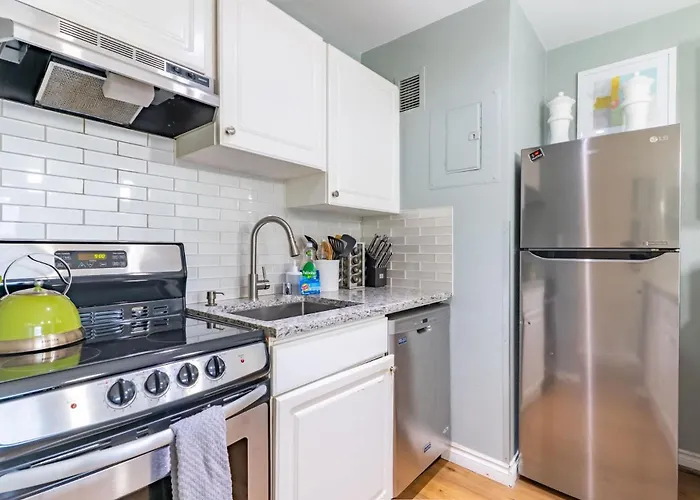 Eclectic Downtown & Cap Hill King Bed & Kitchen