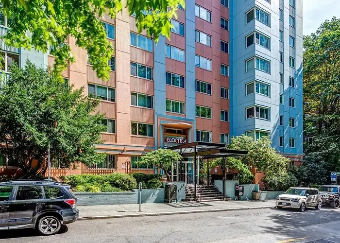 Eclectic Downtown & Cap Hill King Bed & Kitchen